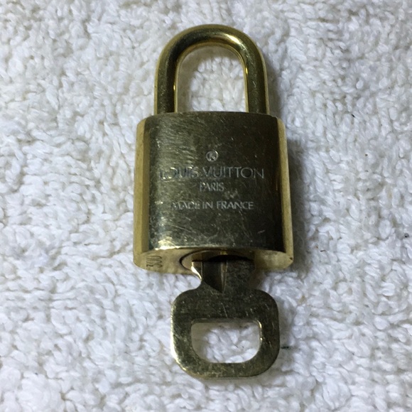 Louis Vuitton Brass '300' Padlock in Goldtone with Goldtone Key— - Picture 3 of 7